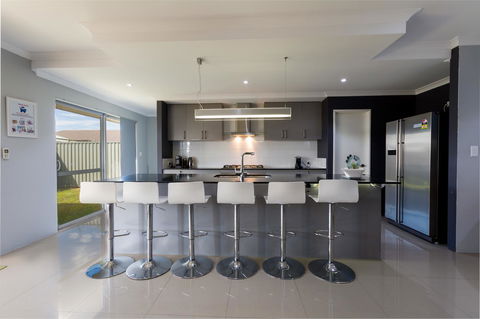Rainbow Dream House - Queensland Tourism 5