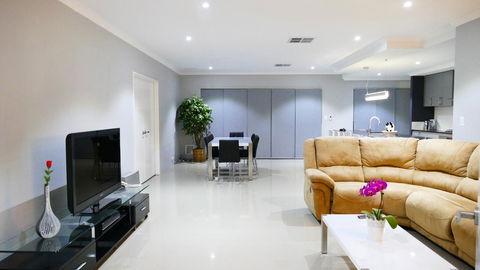 Rainbow Dream House - Queensland Tourism 9