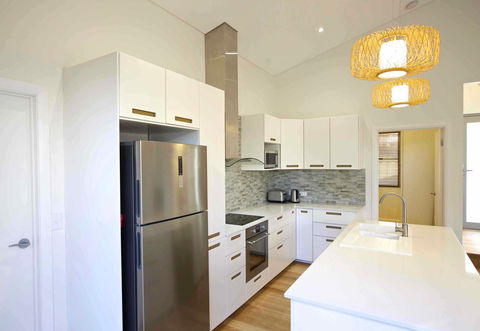 Sunny Blinco Street House - Queensland Tourism 5