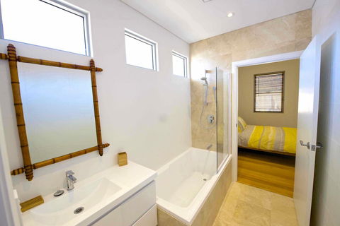 Sunny Blinco Street House - Queensland Tourism 9
