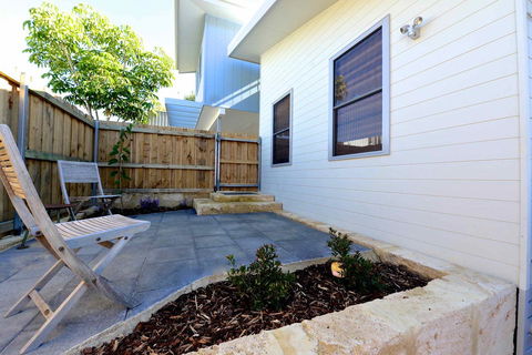 Sunny Blinco Street House - Queensland Tourism 12