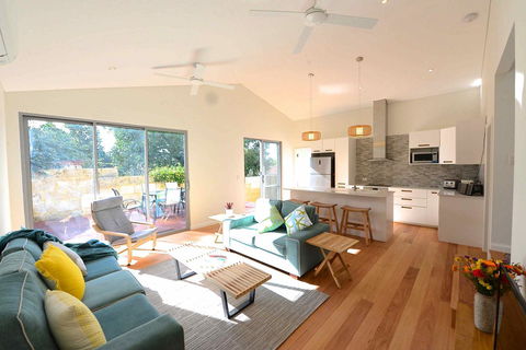 Sunny Blinco Street House - Queensland Tourism 0