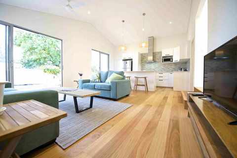 Sunny Blinco Street House - Queensland Tourism 1
