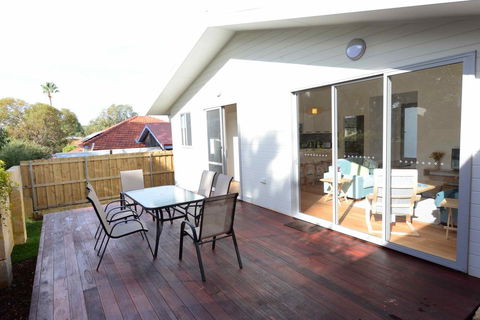 Sunny Blinco Street House - Queensland Tourism 11