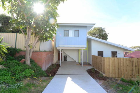 Sunny Blinco Street House - Queensland Tourism 13