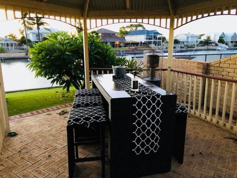LA ANCHOR ON THE CANALS (MANDURAH) - QLD Tourism 9