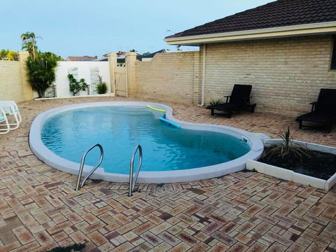 LA ANCHOR ON THE CANALS (MANDURAH) - QLD Tourism 11