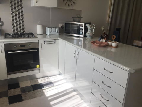 Bright & Beautiful Home On The Hills! - QLD Tourism 13