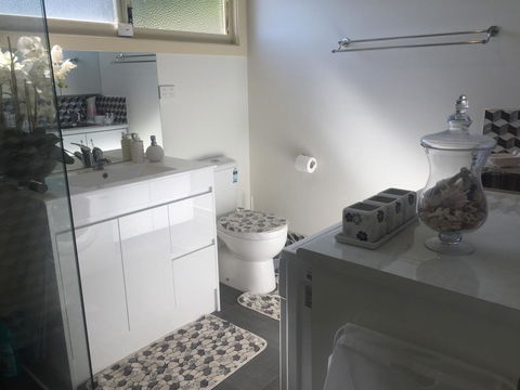 Bright & Beautiful Home On The Hills! - QLD Tourism 22