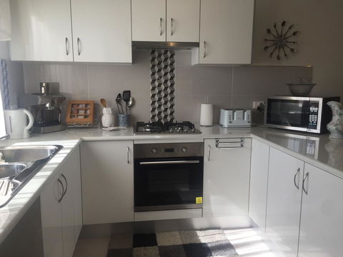 Bright & Beautiful Home On The Hills! - QLD Tourism 14