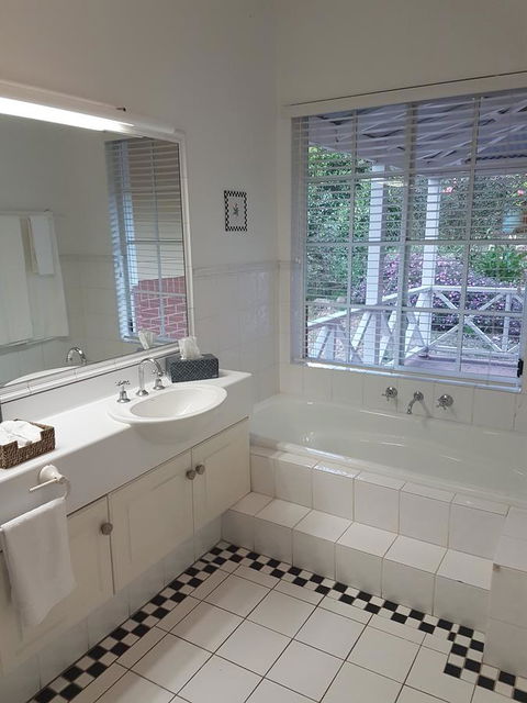 Two Sisters Chalets - QLD Tourism 2