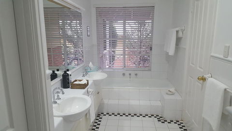 Two Sisters Chalets - QLD Tourism 36
