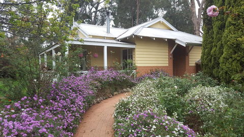 Two Sisters Chalets - QLD Tourism 6