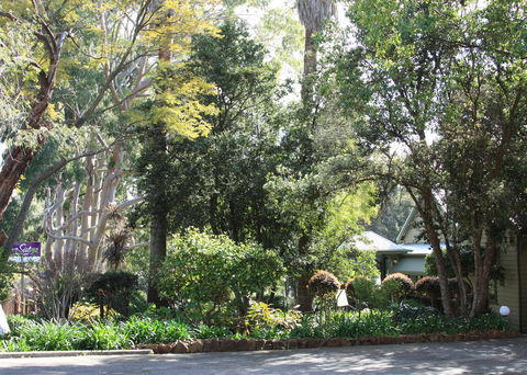 Two Sisters Chalets - QLD Tourism 0