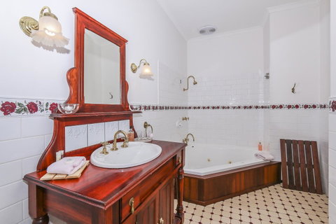 Rosebridge House Bed & Breakfast Adult Retreat - QLD Tourism 10