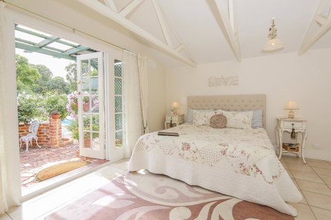 Rosebridge House Bed & Breakfast Adult Retreat - QLD Tourism 4