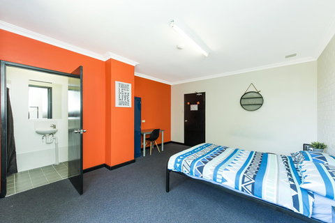 Billabong Backpackers Resort - Queensland Tourism 10