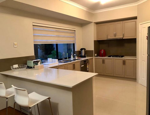 Highgate Modern Home (4 Mins To Perth City) - QLD Tourism 4