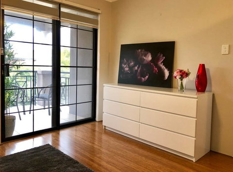 Highgate Modern Home (4 Mins To Perth City) - QLD Tourism 16