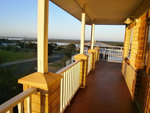 Baywatch Retreat Augusta - Queensland Tourism 26