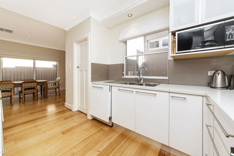 Inner Western Suburbs Retreat - Queensland Tourism 5