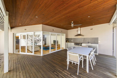 Inner Western Suburbs Retreat - Queensland Tourism 2