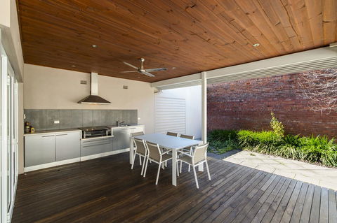 Inner Western Suburbs Retreat - Queensland Tourism 13