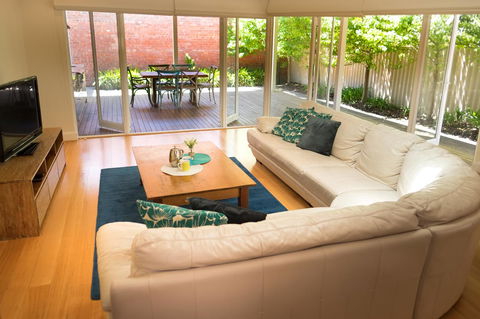 Inner Western Suburbs Retreat - Queensland Tourism 3