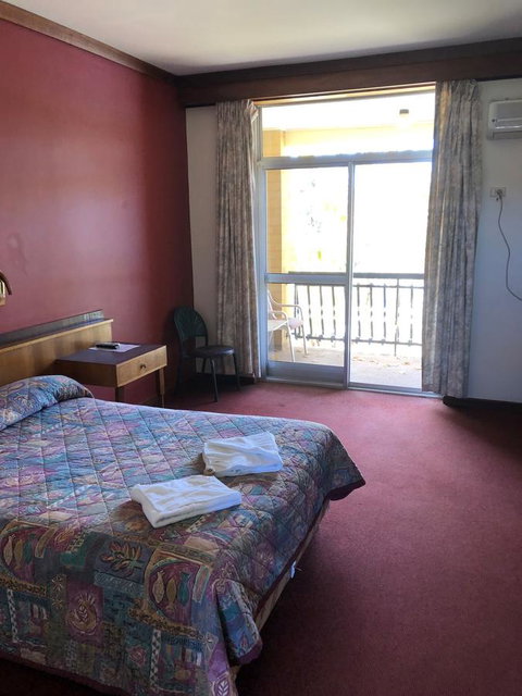 Kambalda Hotel - QLD Tourism 2