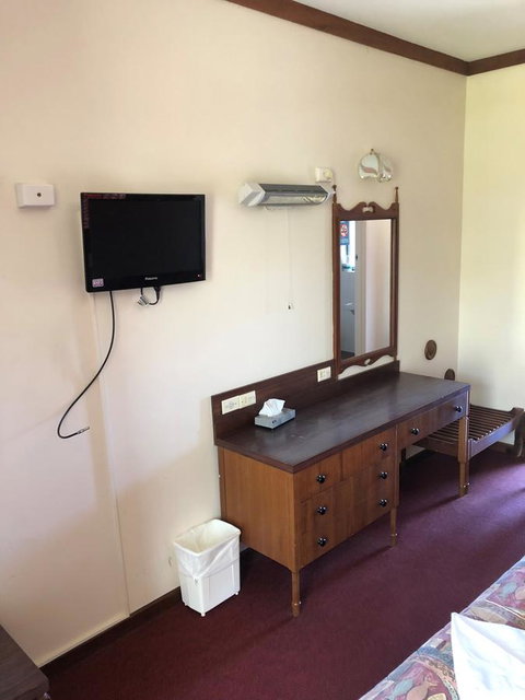 Kambalda Hotel - QLD Tourism 7