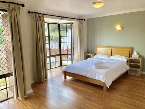 Charming Quiet Lodge-2 Minutes Walk To Shopping Complex - Queensland Tourism 0