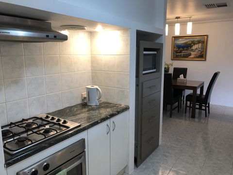 Charming Quiet Lodge-2 Minutes Walk To Shopping Complex - Queensland Tourism 7