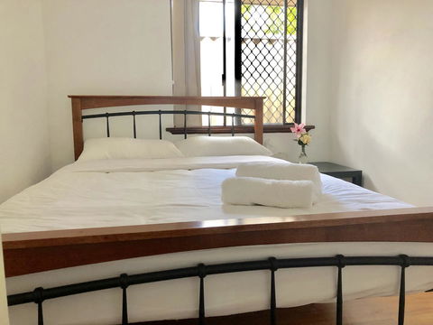 Charming Quiet Lodge-2 Minutes Walk To Shopping Complex - Queensland Tourism 3