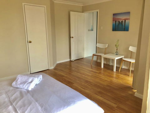 Charming Quiet Lodge-2 Minutes Walk To Shopping Complex - Queensland Tourism 1