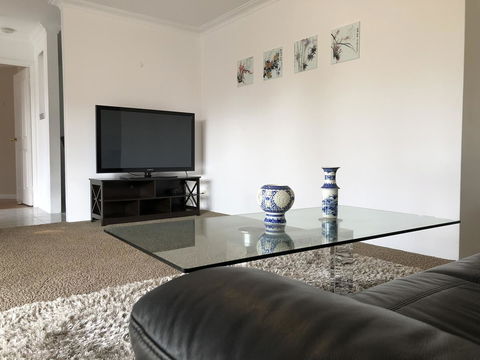 Charming Quiet Lodge-2 Minutes Walk To Shopping Complex - Queensland Tourism 5