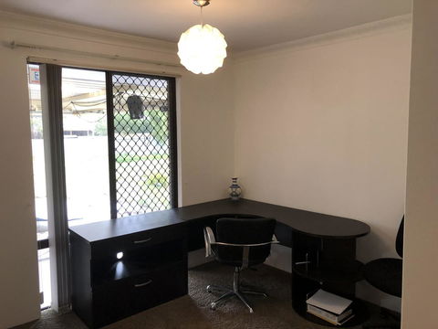 Charming Quiet Lodge-2 Minutes Walk To Shopping Complex - Queensland Tourism 9