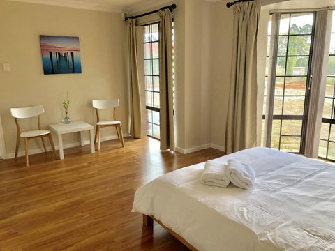 Charming Quiet Lodge-2 Minutes Walk To Shopping Complex - Queensland Tourism 2