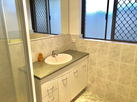 Charming Quiet Lodge-2 Minutes Walk To Shopping Complex - Queensland Tourism 12