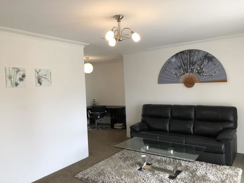Charming Quiet Lodge-2 Minutes Walk To Shopping Complex - Queensland Tourism 6