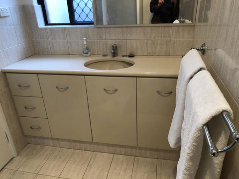 Charming Quiet Lodge-2 Minutes Walk To Shopping Complex - Queensland Tourism 21
