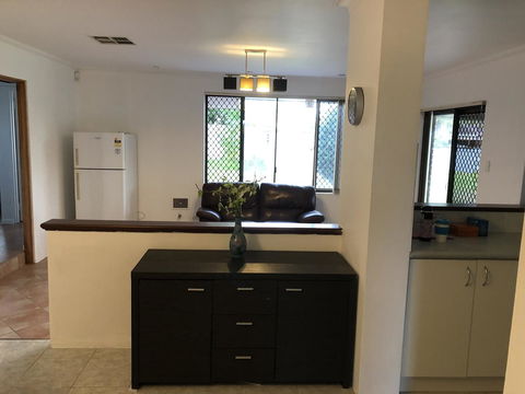 Charming Quiet Lodge-2 Minutes Walk To Shopping Complex - Queensland Tourism 11