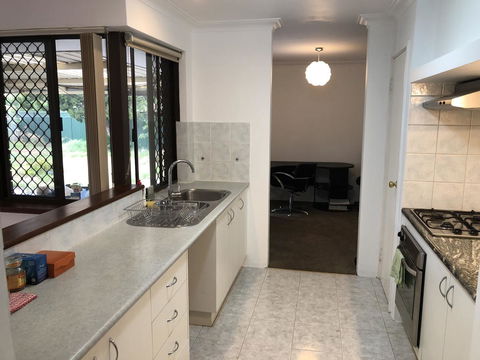 Charming Quiet Lodge-2 Minutes Walk To Shopping Complex - Queensland Tourism 8