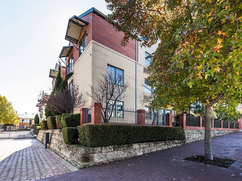 Subiaco Village 28 - Queensland Tourism 25