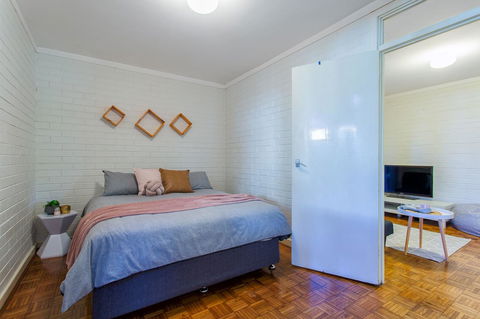 Fremantle Coastal Stay - 1 Bedroom Central Apartment - Queensland Tourism 0