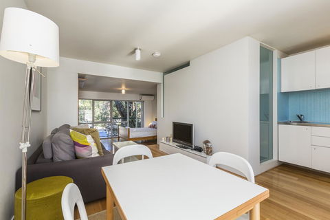 Cottesloe Tree Top Studio - Executive Escapes - Queensland Tourism 1