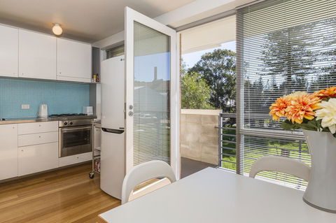 Cottesloe Tree Top Studio - Executive Escapes - Queensland Tourism 5