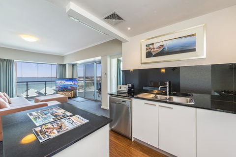 A 406 FANTASTIC OCEAN BEACH And MARINA VIEW APT - MANDURAH - QLD Tourism 18