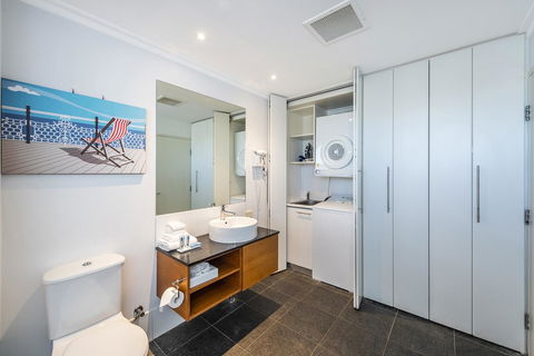 A 406 FANTASTIC OCEAN BEACH And MARINA VIEW APT - MANDURAH - QLD Tourism 15
