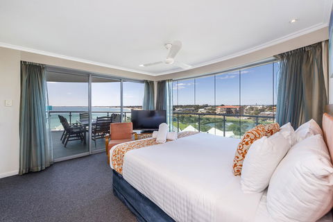 A 406 FANTASTIC OCEAN BEACH And MARINA VIEW APT - MANDURAH - QLD Tourism 13