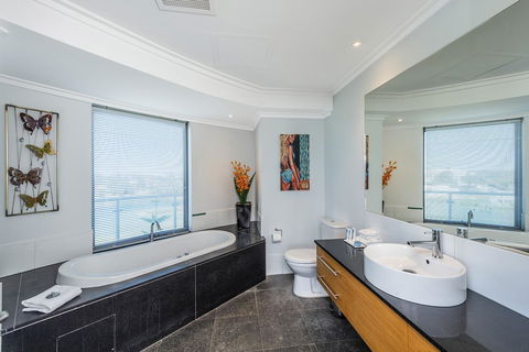 A 406 FANTASTIC OCEAN BEACH And MARINA VIEW APT - MANDURAH - QLD Tourism 14